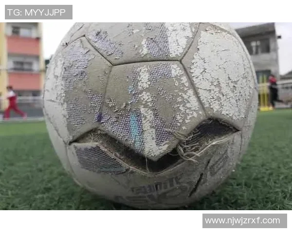 足球破了照片的瞬间记录了激情与梦想的交织与碰撞