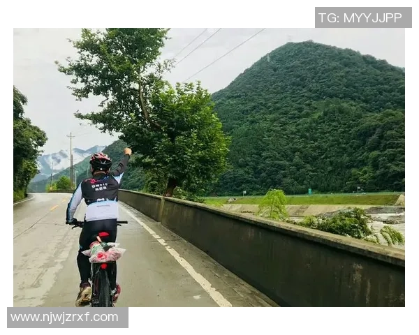 追寻足球梦想的背影与失落的青春记忆